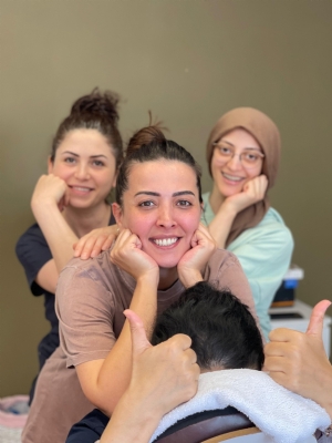 Koltuk Masajı Eğitimi Alan Kadın Öğrenciler