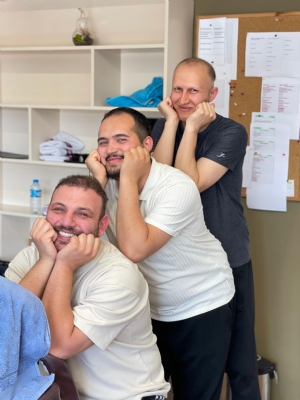 Koltuk Masajı Eğitimi Alan Erkek Öğrenciler